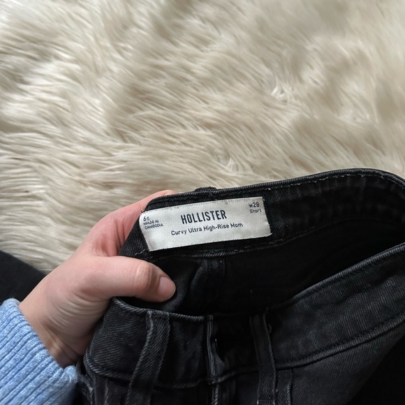 HOLLISTER Curvy Ultra High Rise Black Distressed  Mom Jeans - Picture 5 of 6